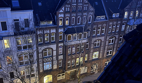 Schöne 3 Zimmer Wohnung in Holtenauer Straße in denkmalgeschütztem Haus mit weißer EBK