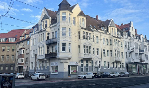 Representative, centrally located, quiet apartment in a historic building, suitable for a practice or residential use, with a balcony.