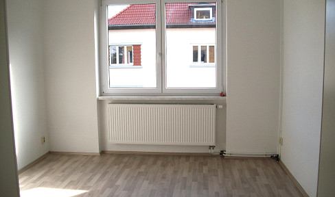 Non-smoking apartment! Sunny 2.5-room apartment with a bathtub, located on the 2nd floor - not suitable for shared living arrangements.