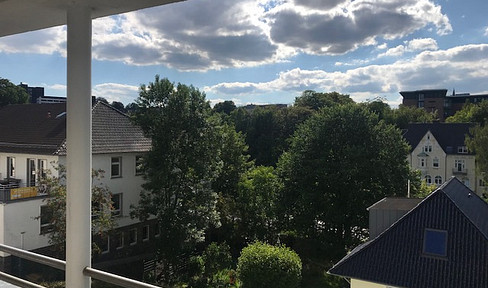 Attractive 3-room apartment for rent, with balcony.