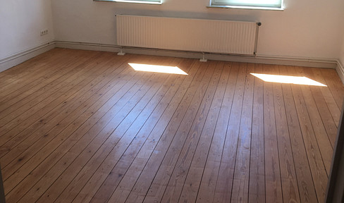 Ideal for a student flat share: cozy 5-room apartment in an old building