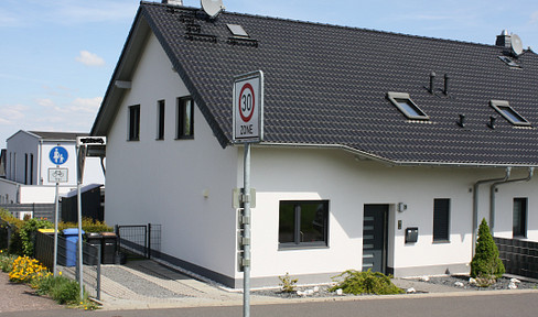 Neuwertige Doppelhaushälfte mit Panoramablick