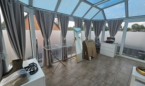 Modern living with garden, conservatory, garage & fitted kitchen - move in and feel good!