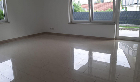 Schöne, lichtdurchflutete 3ZKB Wohnung mit großer Terrasse im 3 Parteien Haus