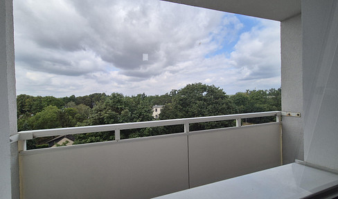 Green, quiet, bright, 3-room apartment, located near Fort Hahneberg, with a west-facing balcony.