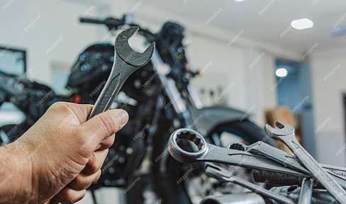 New tenant / successor wanted for motorcycle workshop / two-wheeler workshop with salesroom.