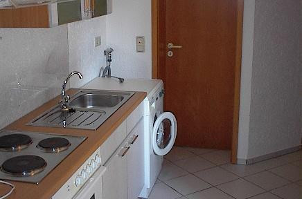 Furnished studio apartment with fitted kitchen and washing machine.