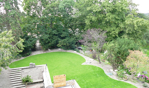 Location! Location! Location! For sale: a stunning apartment in excellent condition, with a garden view.