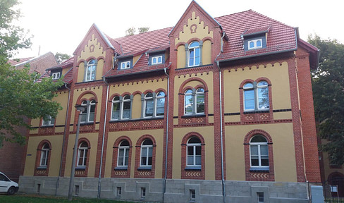 KFW Efficiency House, historic building, 4-room apartment, excellent location close to the city center, sun balcony, elevator.