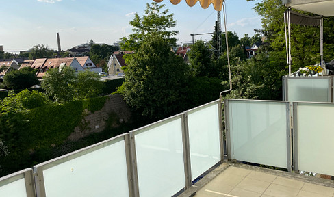 Hell und sehr gut geschnitten! Wohnung mit viel Platz und einem großen überdachten Balkon.