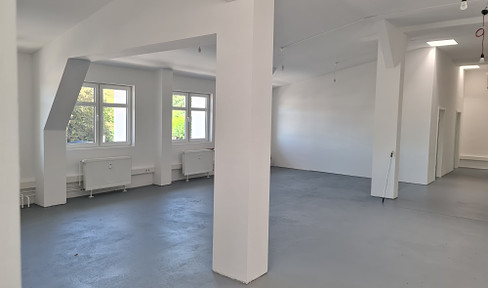 Office with parking lot, bright rooms, 2nd floor, 206m²