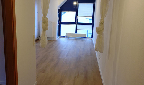 Renovierte 2,5-Zimmer-DG-Wohnung (883 € Warm)