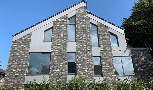 Smart home with fitted kitchen and balcony: bright 4-room apartment in Halstenbek.