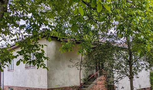 Siedlungshaus mit weiteren Gebäuden in Teltow-Sigritshorst