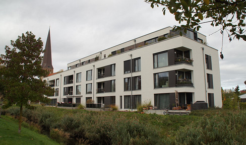 Spacious 4-room apartment located in Rostock, between the city walls and the Warnow River.