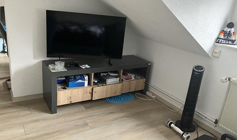 For rent: Renovated, centrally located city apartment with 2 rooms, kitchen, and bathroom (2K1B), located on the top floor (DG), with a living area of 37.47 square meters. Furnished, with air conditioning and a wallbox for electric vehicle charging.