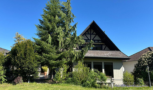 Country house with pretty plot on the outskirts of the village