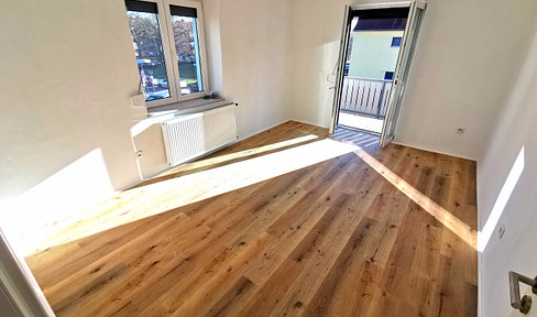 Exclusive: Recently renovated, fully equipped kitchen, 1st floor, south-facing balcony, sold directly by the owner.