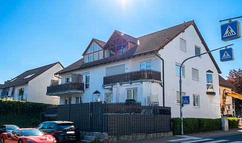 Beautiful 3-room apartment with a balcony, including a fitted kitchen, located in a prime area of Kelkheim.