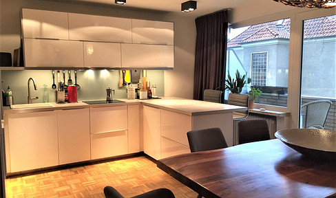 Modern, stylish, and renovated – features two balconies, fitted kitchen, and walk-in closet. *No commission fees.