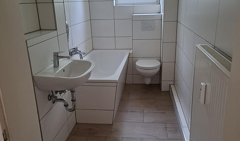 EU citizen welcome: 3-room apartment, large kitchen, bathroom with window, bathtub and shower / also suitable for those receiving unemployment benefits (ALG I/II).