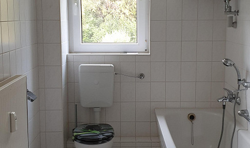EG ohne Prov.: 3-Raum-Whg., große Küche, Bad mit Fenster, Wanne und Dusche / auch ALG I/II möglich