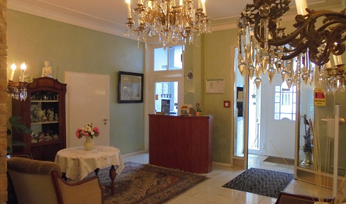 Commission-free exceptional villa in the spa center/city center with large plot of land