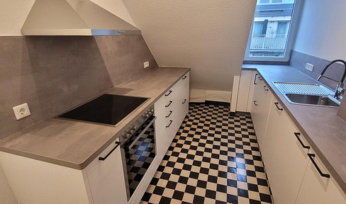 Helle 3-Zimmer Dachgeschosswohnung + Möbliert + Küche / EXPATS WELCOME