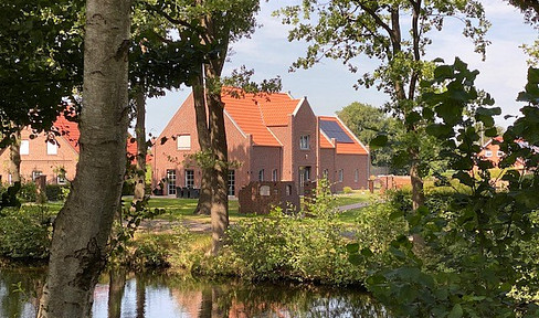 Large, impressive country house in the North German captain's house style, with an additional separate building - NO COMMISSION.