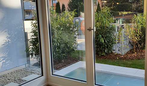 Chic, quiet 2-room apartment, front garden, fitted kitchen, cellar, parking space, year of construction 2021 heat pump