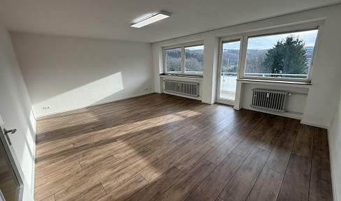 Bright 3-room apartment in the Jung-Stilling complex, with elevator, fitted kitchen, newly renovated bathroom, electric garage, and recently renovated.