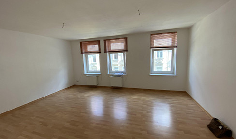 Stylish and spacious 3-room apartment with a balcony, located near the Lindenau Market.