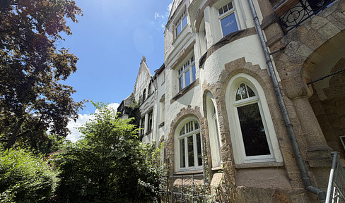 Beautiful spacious 4-room apartment + fireplace & direct access to the garden directly at the castle park