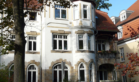 Beautiful spacious 4-room apartment + fireplace & direct access to the garden directly at the castle park
