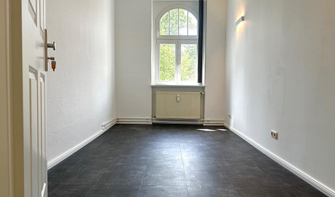 Small office approx. 12 m² with many extras