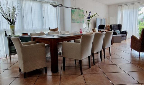 Exclusive detached house in group of 3 with approx. 200 sqm living area Super location