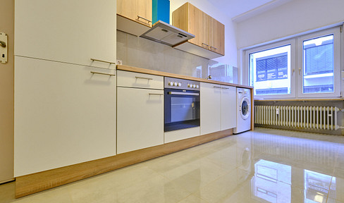 Large 1-room apartment with separate kitchen and balcony - absolutely central