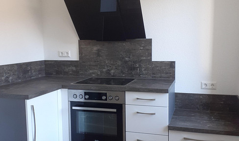 ERSTBEZUG NACH SANIERUNG! 3R-Wohnung in ruhiger Lage + EBK + Stellplatz, ca. 80 m²
