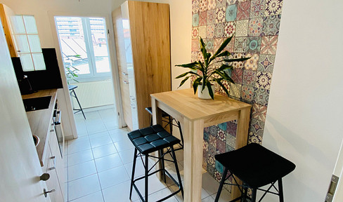 Room available in a 3-person shared apartment in the heart of Stuttgart! The room is furnished!