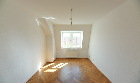 Government district: Beautiful 2-room apartment in renovated old building WB 4th floor re E9