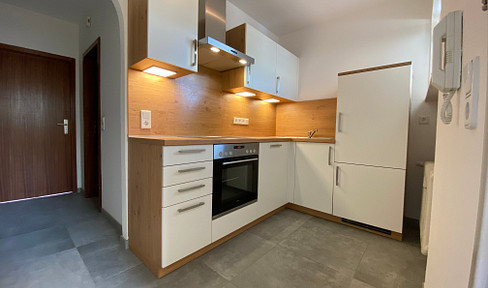 Sehr schöne 2,5 Zimmer Wohnung mit großer Loggia in bester, zentraler Lage