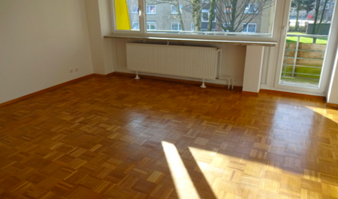 25 minutes to Hamburg, 3-room apartment, completely renovated, 83m², fitted kitchen, bathroom and toilet, balcony, parking space, €975, Tostedt.