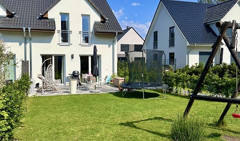 Semi-detached house in mint condition with private garden near the lake