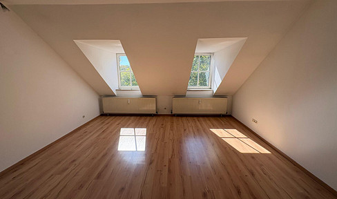 Well-maintained 3.5-room maisonette apartment with a garage, located in a desirable area between the city center and Audi.