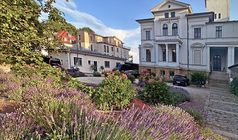 Well-maintained office space in a historic villa, located directly on the shores of Lake Müggelsee.