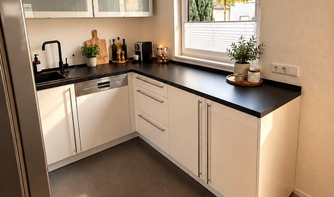Stylish, partially furnished 2-room apartment with fitted kitchen, located near the train station.