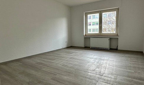 Moderne, renovierte 2,5 Zimmer-Wohnung (ca. 73 m²) im 2. OG mit Balkon mitten in der City