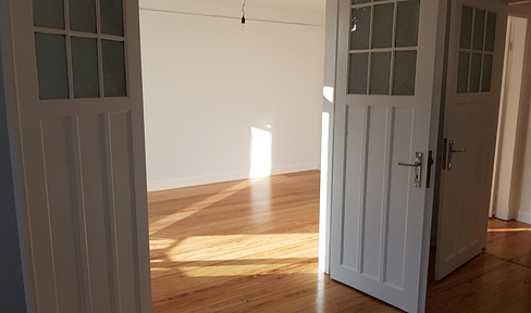 Commercial property – also suitable for use as a doctor's office – completely renovated, with triple-glazed windows, located parallel to Mühlenkamp street.