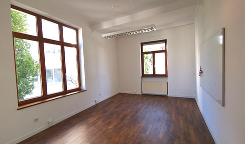 Office floor (4-rooms), quiet, bright, central, close to the train station - ground floor