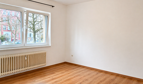 Attractive 2-room apartment on Mehringdamm, with elevator and 2 balconies.